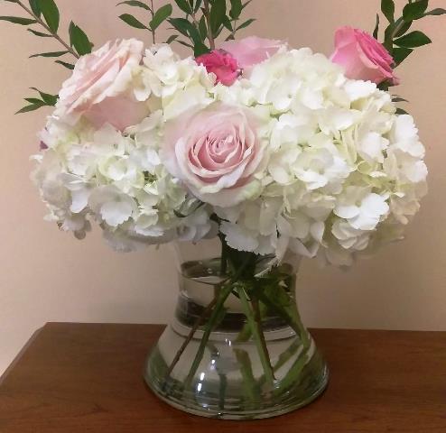 Beautiful flower arrange with a sprinkle of baby pink roses.